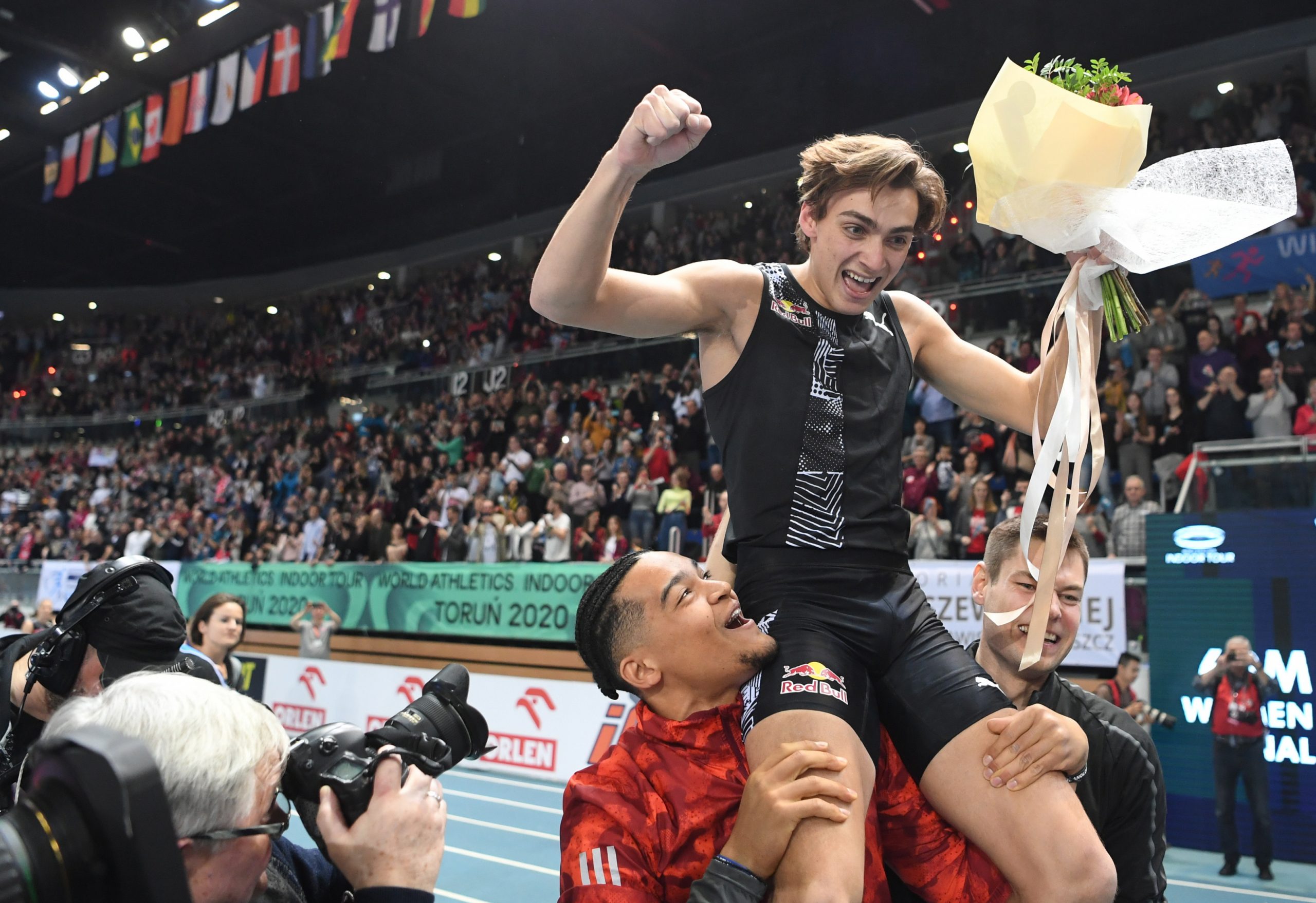 epa08203859 Armand Duplantis of Sweden celebrates after seting a new World Record (6.17) in the men's Pole Vault final during the indoor athletics meeting Orlen Copernicus Cup 2020 in Torun. Poland, 08 February 2020.  EPA/TYTUS ZMIJEWSKI POLAND OUT