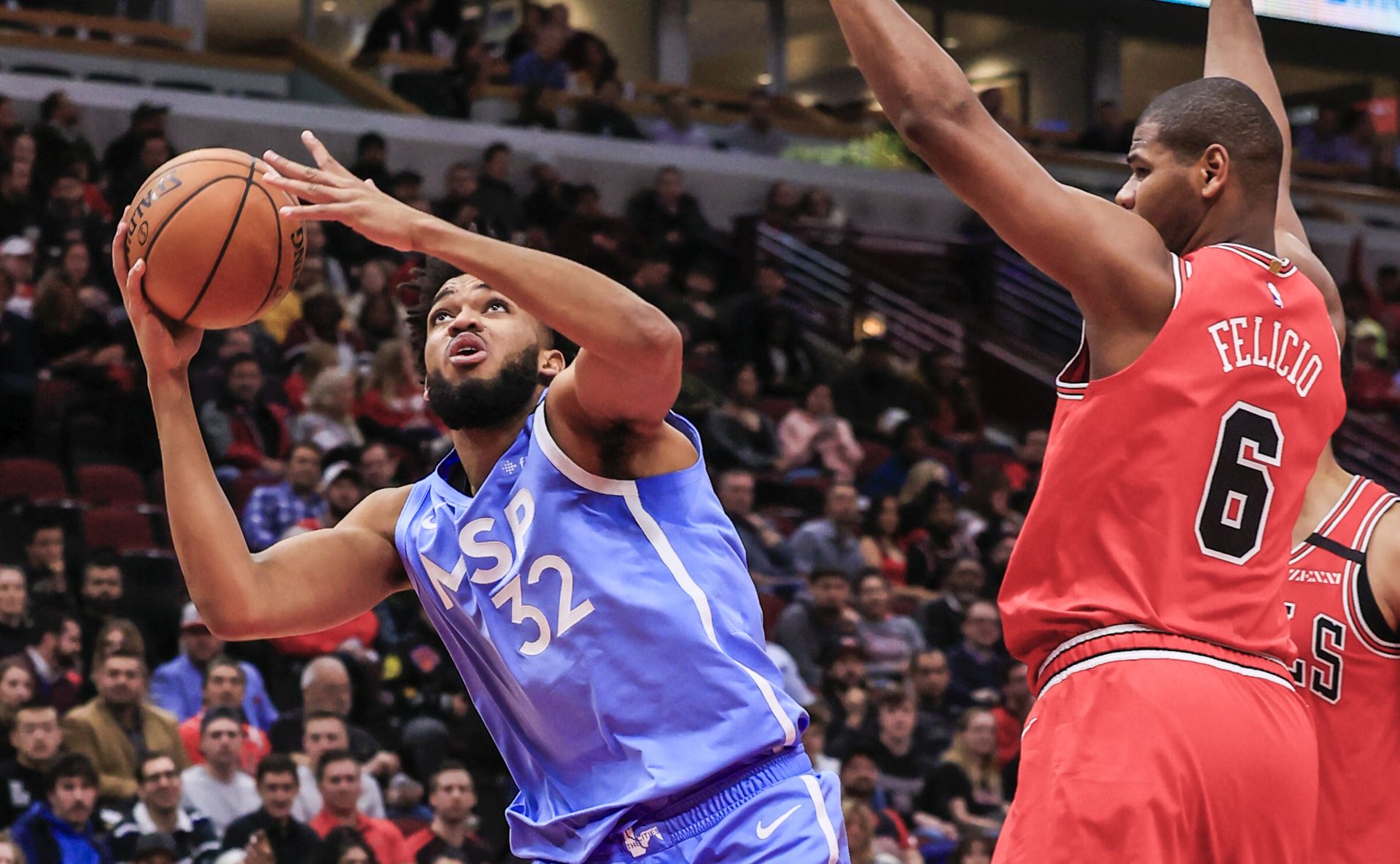 epa08153082 Minnesota Timberwolves center Karl-Anthony Towns (L) shoots on Chicago Bulls forward Cristiano Felicio (R) of Brazil during the NBA basketball game between the Minnesota Timberwolves and the Chicago Bulls at the United Center in Chicago, Illinois, USA, 22 January 2020.  EPA/TANNEN MAURY SHUTTERSTOCK OUT