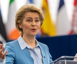 epa08210485 European Commission President Ursula von der Leyen delivers her speech on the 'Proposed mandate for negotiations for a new partnership with the United Kingdom of Great Britain and Northern Ireland' during a plenary session of the European Parliament in Strasbourg, France, 11 February 2020.  EPA/PATRICK SEEGER