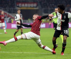 epa08216127 AC Milan's Ante Rebic (L) challenges for the ball with Juventus' Juan Cuadrado during the first leg of the Coppa Italia semi final soccer match between AC Milan and Juventus at Giuseppe Meazza stadium in Milan, Italy, 13 February 2020.  EPA/MATTEO BAZZI