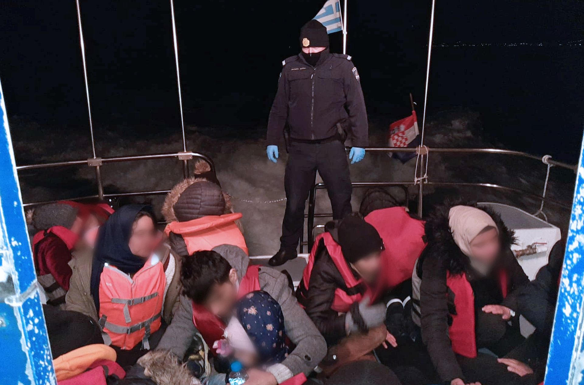 Dubrovnik, 14.2.2020 - Tijekom nadzora morske granice Europske unije s Turskom u sklopu Frontexove misije "Posejdon" èetiri su dubrovaèka pomorska policajca u ponedjeljak, 10. veljaèe, u Egejskom moru spasila 36 migranata s gumenjaka koji je ostao bez goriva, objavila je u petak dubrovaèka policija. Gumenjak s migrantima uoèen je na podruèju od delte rijeke Evros (Marica) do mjesta Makri. S gumenjaka se èulo zapomaganje, a policajci su odmah pritekli u pomoæ.
foto HINA/ PU dubrovaèko-neretvanska/ ua