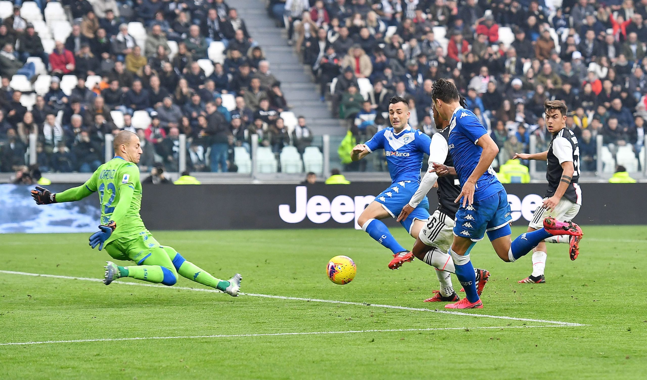 epa08222353 Juventus’ Juan Cuadrado (C) scores during the Italian Serie A soccer match Juventus FC vs Brescia Calcio at the Allianz stadium in Turin, Italy, 16 February 2020.  EPA/ALESSANDRO DI MARCO