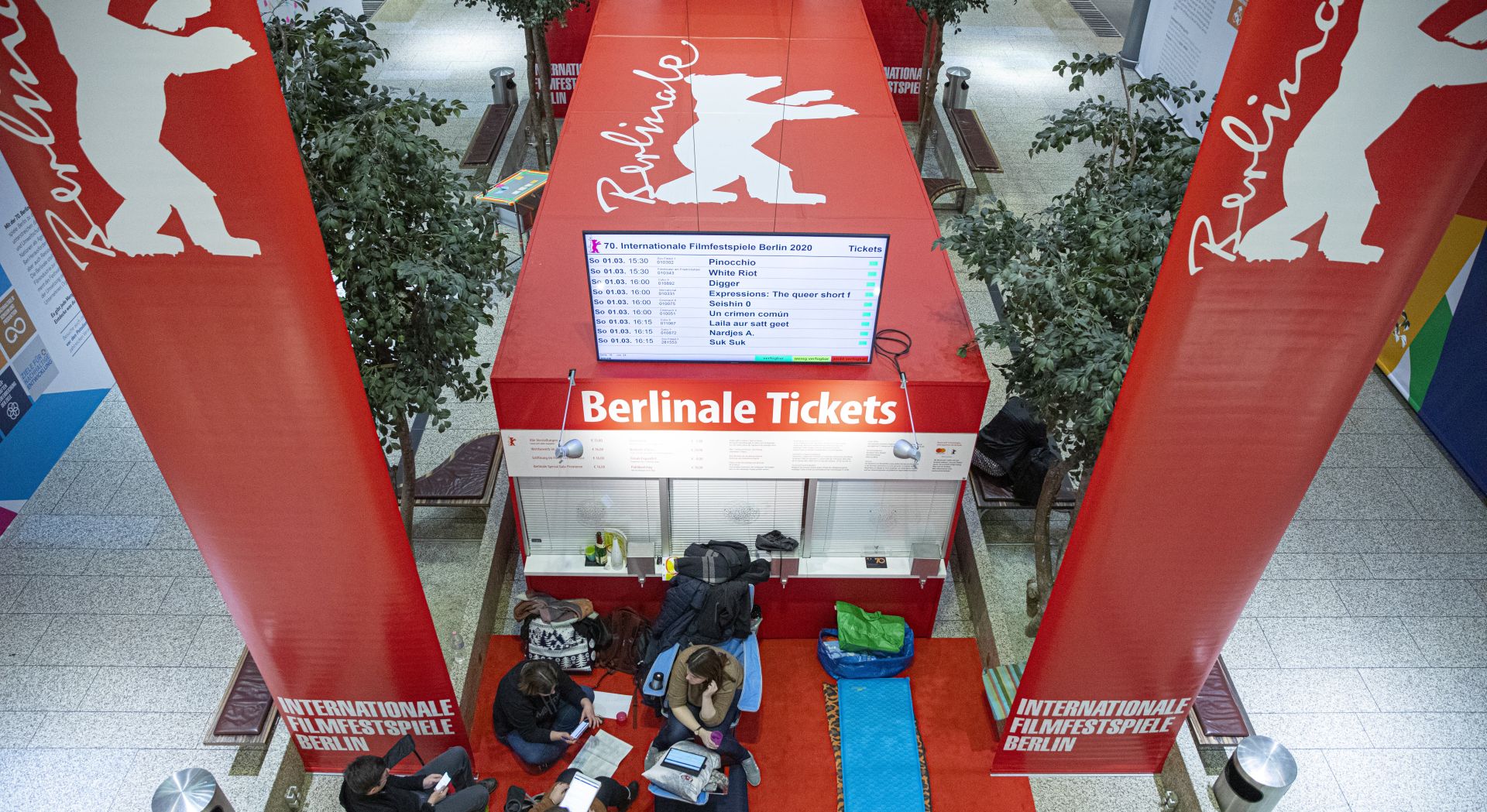 epa08223029 Ticket buyers prepare for a night stay in front of the ticket sale box office, ahead of the 70th annual Berlin International Film Festival (Berlinale), in Berlin, Germany, 16 February 2020. The Berlinale runs from 20 February to 01 March 2020.  EPA/OMER MESSINGER