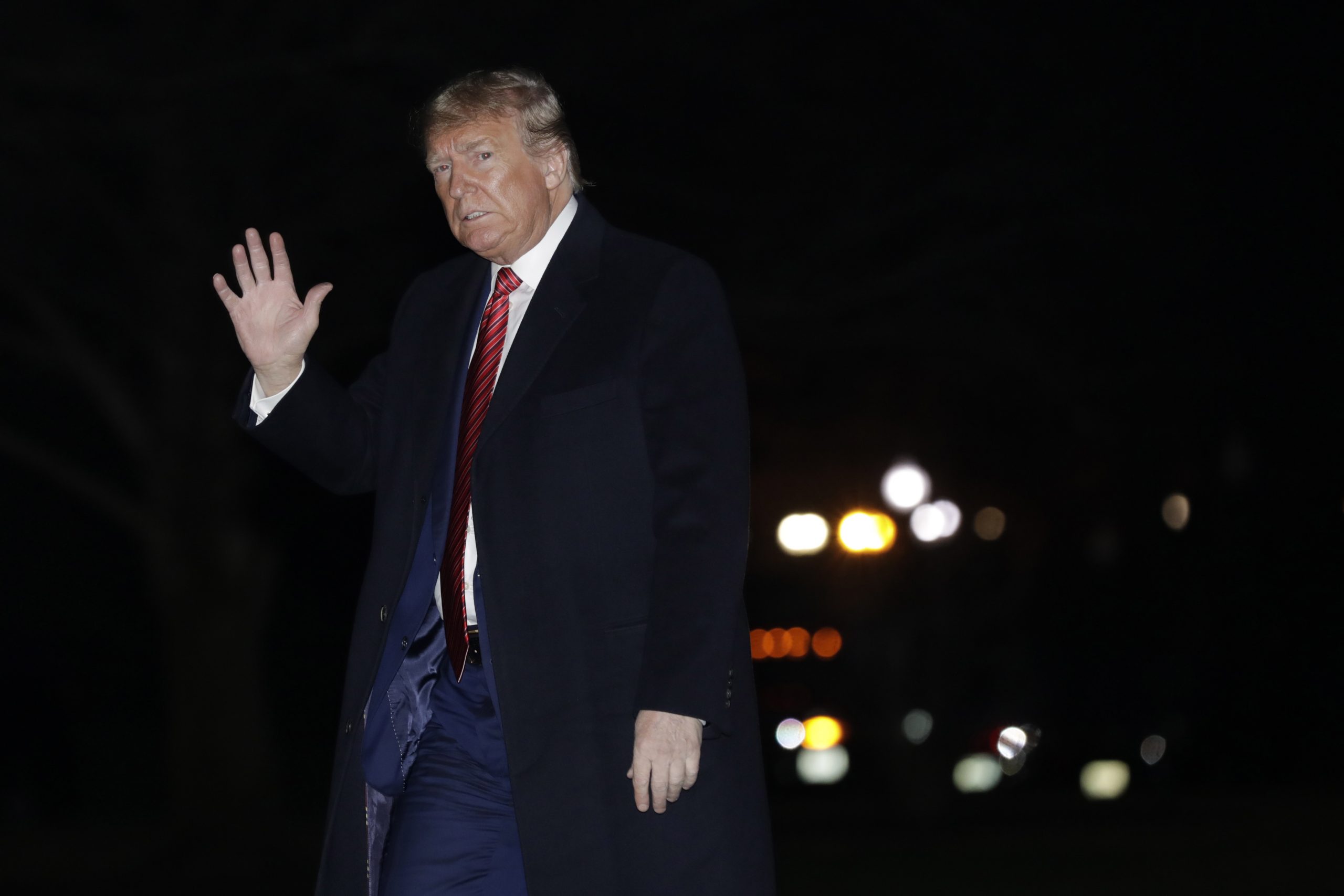 epa08223097 US President Donald J. Trump waves as he  walks on the South Lawn of the White House upon his return from Florida to Washington, DC, USA, 16 February 2020.  EPA/Yuri Gripas / POOL