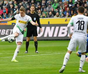 epa08237625 Moenchengladbach's Matthias Ginter shoots the first goal for his team during the German Bundesliga soccer match between Borussia Moenchengladbach and TSG 1899 Hoffenheim in Moenchengladbach, Germany, 22 February 2020.  EPA/ULRICH HUFNAGEL CONDITIONS - ATTENTION: The DFL regulations prohibit any use of photographs as image sequences and/or quasi-video.