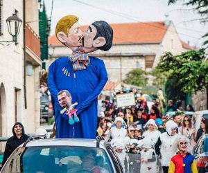 Imotski, 24.02.2020 - Na tradicionalnoj karnevalskoj Bakovoj povorci u nedjelju u Imotskom spaljena je lutka gay para koji dri figuru 'dijeteta'.
foto HINA/ Boko Æosiæ/ ds