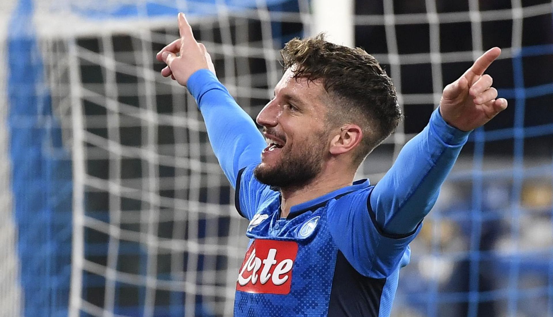 epa08247768 Napoli's Dries Mertens jubilates after scoring during the UEFA Champions League round of 16 first leg soccer match between SSC Napoli vs FC Barcelona at the San Paolo stadium in Naples, Italy, 25 February 2020.  EPA/CIRO FUSCO