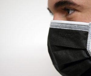Zagreb, 26.02.2020 - Mukarac sa zatitnom maskom na licu. Zatitna maska, kiruka maska, maska za zatitu od prehlade, koronavirus, COVID-19.
foto HINA/ Damir SENÈAR/ ds