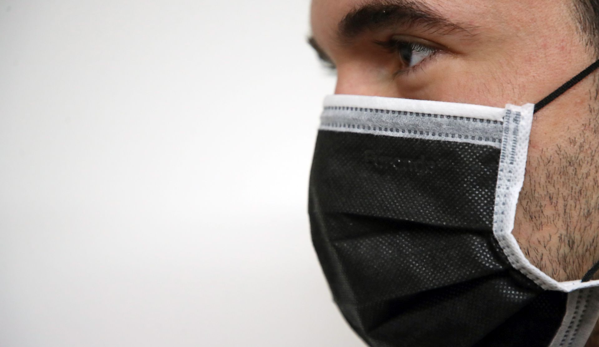 Zagreb, 26.02.2020 - Mukarac sa zatitnom maskom na licu. Zatitna maska, kiruka maska, maska za zatitu od prehlade, koronavirus, COVID-19.
foto HINA/ Damir SENÈAR/ ds