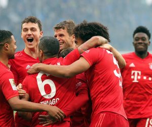 epa08259339 Bayern Munich players celebrate their 5-0 lead during the German Bundesliga soccer match between TSG 1899 Hoffenheim and Bayern Munich in Sinsheim, Germany, 29 February 2020.  EPA/ARMANDO BABANI CONDITIONS - ATTENTION: The DFL regulations prohibit any use of photographs as image sequences and/or quasi-video.