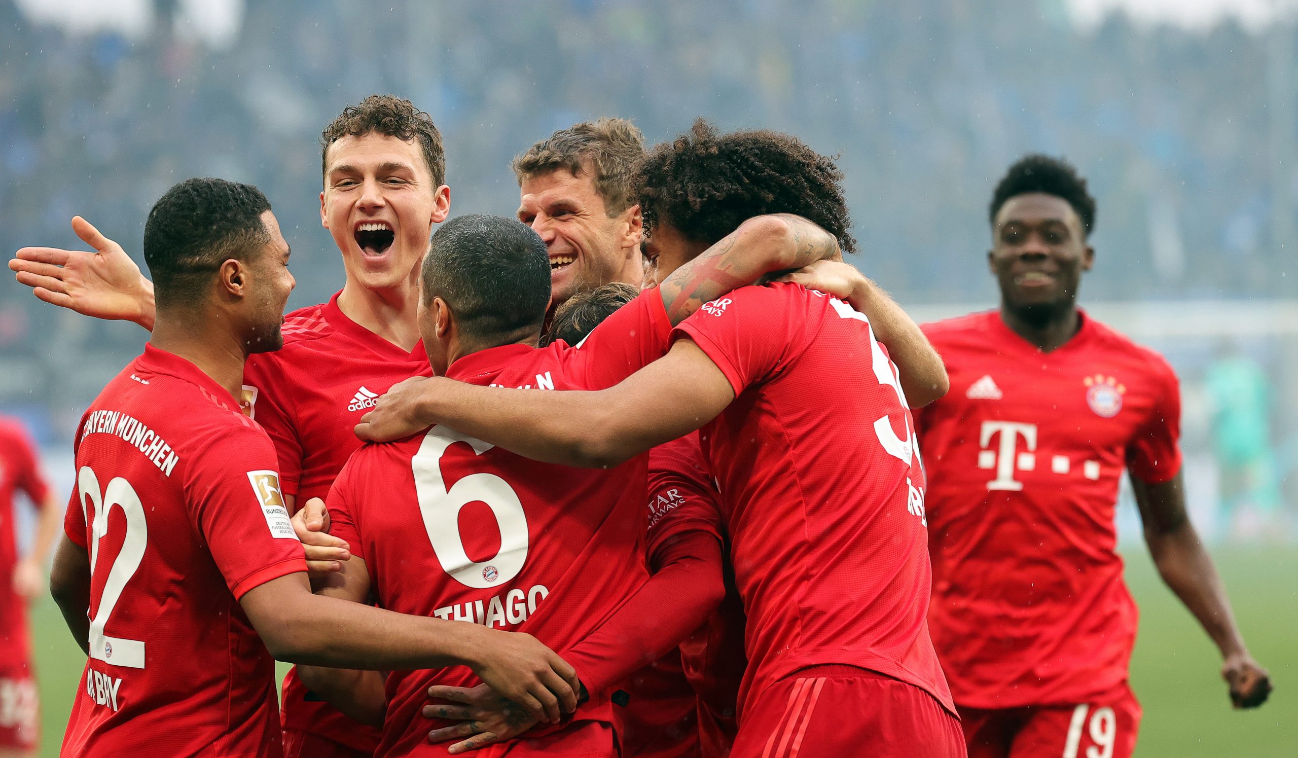 epa08259339 Bayern Munich players celebrate their 5-0 lead during the German Bundesliga soccer match between TSG 1899 Hoffenheim and Bayern Munich in Sinsheim, Germany, 29 February 2020.  EPA/ARMANDO BABANI CONDITIONS - ATTENTION: The DFL regulations prohibit any use of photographs as image sequences and/or quasi-video.