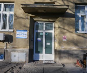 02.02.2020., Osijek - Muskarac se nalazi u izolaciji u KBC-u Osijek zbog sumnje da je zarazen koronavirusom. Prvi test bio je negativan, ali sada se cekaju rezulati dodatnog testiranja kako bi lijecnici bili sigurno radi li se o koronavirusu ili ne. Photo: Davor Javorovic/PIXSELL