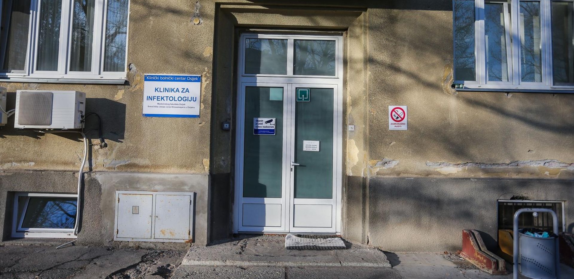 02.02.2020., Osijek - Muskarac se nalazi u izolaciji u KBC-u Osijek zbog sumnje da je zarazen koronavirusom. Prvi test bio je negativan, ali sada se cekaju rezulati dodatnog testiranja kako bi lijecnici bili sigurno radi li se o koronavirusu ili ne. Photo: Davor Javorovic/PIXSELL