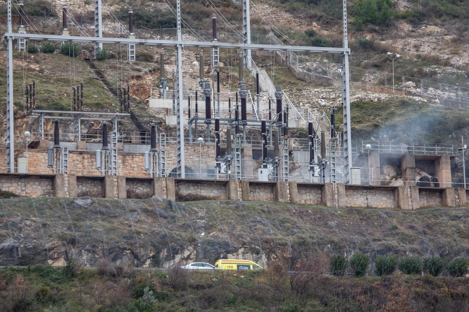 Dubrovnik: Nekoliko osoba prevezeneo u bolnicu zbog požara u HR Plat 10.01.2019., Hidroelktrana Plat, Plat, Zupa dubrovacka - Eksplozija i pozar u hidroelktrani Plat. Nacelnik policije Ivan Pavlicevic potvrdio je da je u odvodnom kanalu pronadjeno bezvotno tijelo jednog od trojice nestalih radnika hidroelektrane kojeg su ronioci izvukli na povrsinu. Za drugom dvojicom jos se traga.
Pozar u hidrocentrali Plat je ugasen. Pretpostavlja se da je uzrok pozara tehnicke naravi, a o uzroku ce vjestacenje provesti centar Ivan Vucetic. Sva trojica djelatnika za kojima se traga su s podrucja Dubrovnika. 
Photo: Grgo Jelavic/PIXSELL