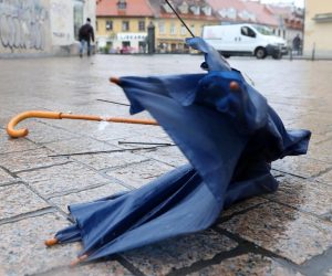 13.05.2019., Zagreb -  Olujno nevrijeme zahvatilo je sire gradsko podrucje. Zbog jakog vjetra veliki broj kisobrana zavrsilo je u smecu. Photo: Patrik Macek/PIXSELL