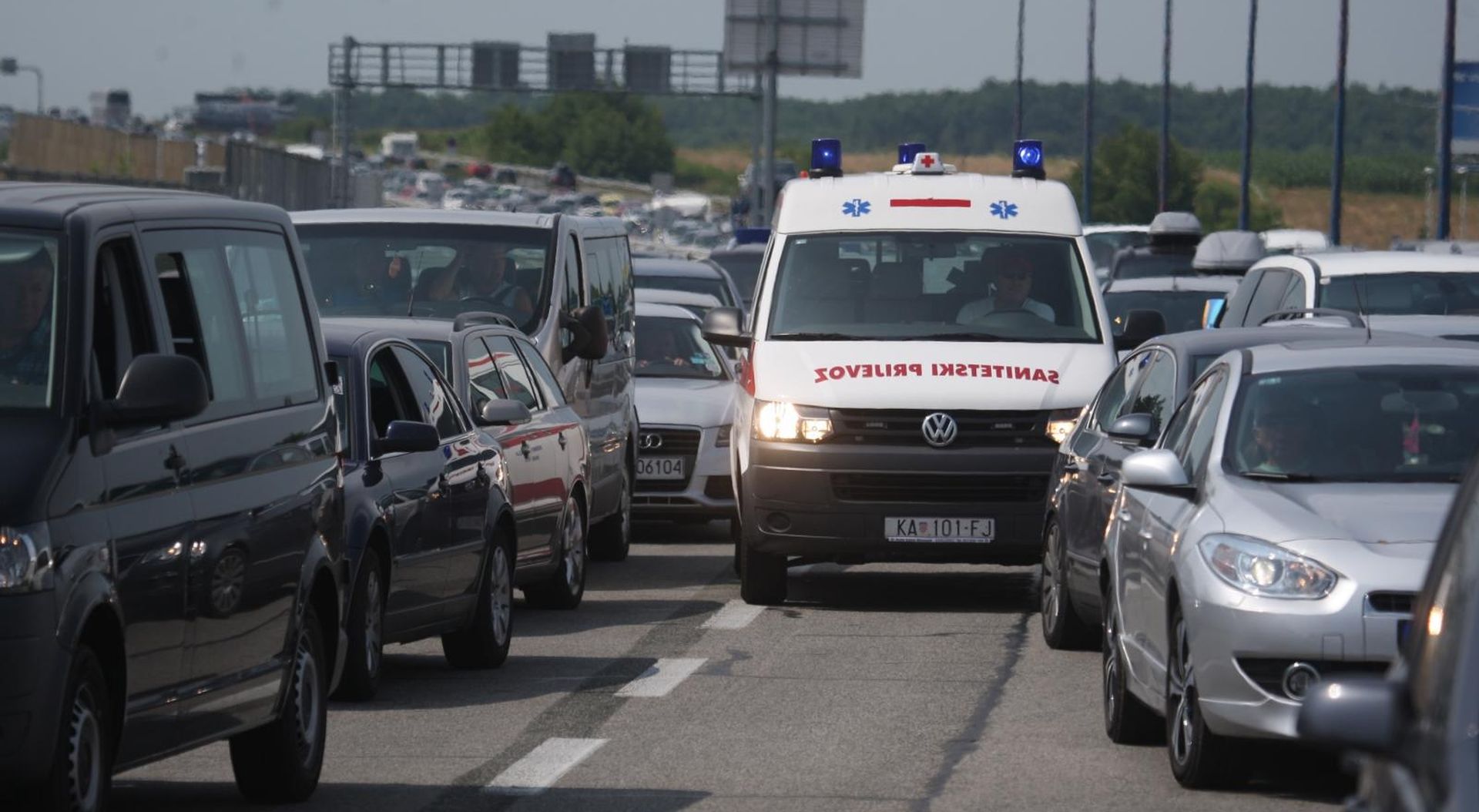 13.07.2013., Zagreb - Kolone automobila u smjeru mora na naplatnoj postaji Lucko. Photo: Grgur Zucko/PIXSELL