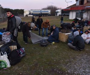 epa08198201 Migrants intending to advance for the western countries of the European Union through Hungary gather in front of a border fence on the Serbian side of the border between Serbia and Hungarian at the border station of Kelebia-Tompa, 06 February 2020.  EPA/EDVARD MOLNAR HUNGARY OUT