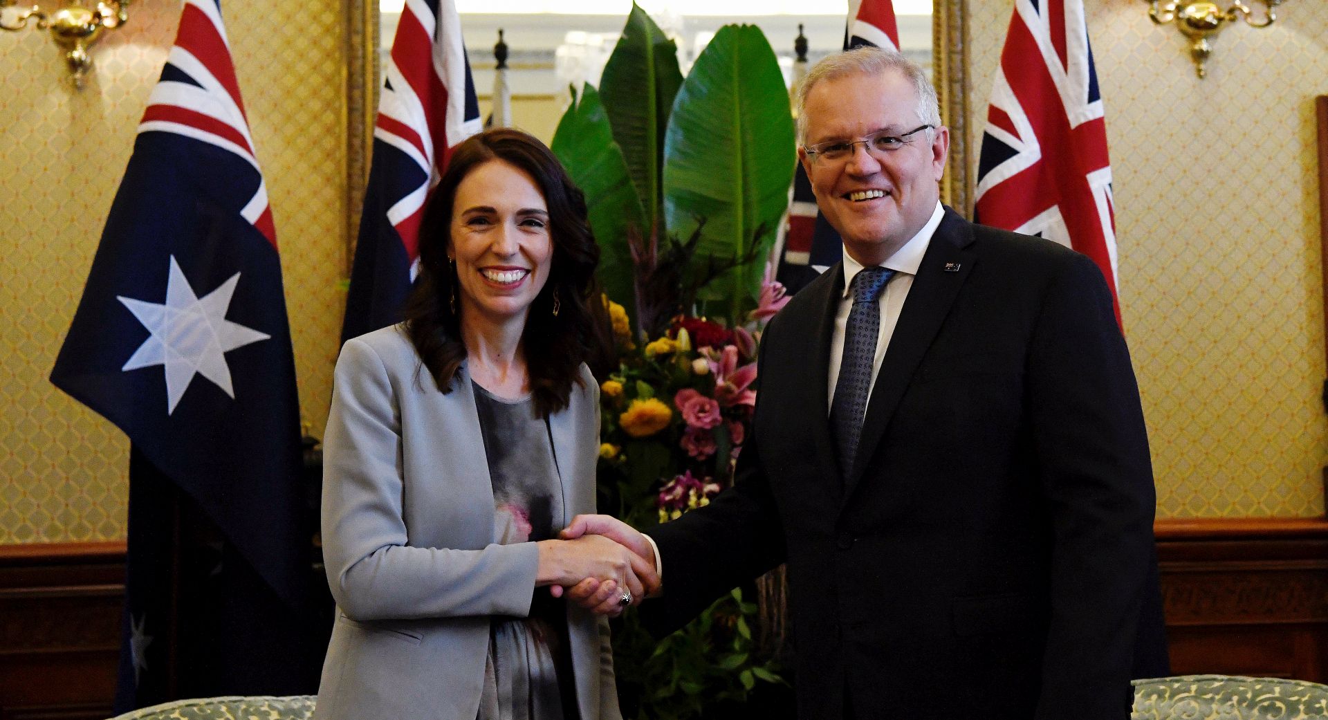 epa08254237 New Zealand Prime Minister Jacinda Ardern (L) and Australian Prime Minister Scott Morrison (R) pose for photos during a meeting at Admiralty House in Sydney, Australia, 28 February 2020.  EPA/BIANCA DE MARCHI  AUSTRALIA AND NEW ZEALAND OUT