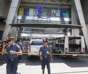 epa08263821 Philippine police secure the entrance to a shopping mall following a shooting incident in San Juan City, Philippines, 02 March 2020. Reports stated that an armed man believed to be a disgruntled security guard was involved in a shooting incident inside the mall wherein one person was confirmed injured and several people were taken hostage by the gunman. The San Juan City mayor said that negotiation efforts are underway to end the situation.  EPA/ROLEX DELA PENA