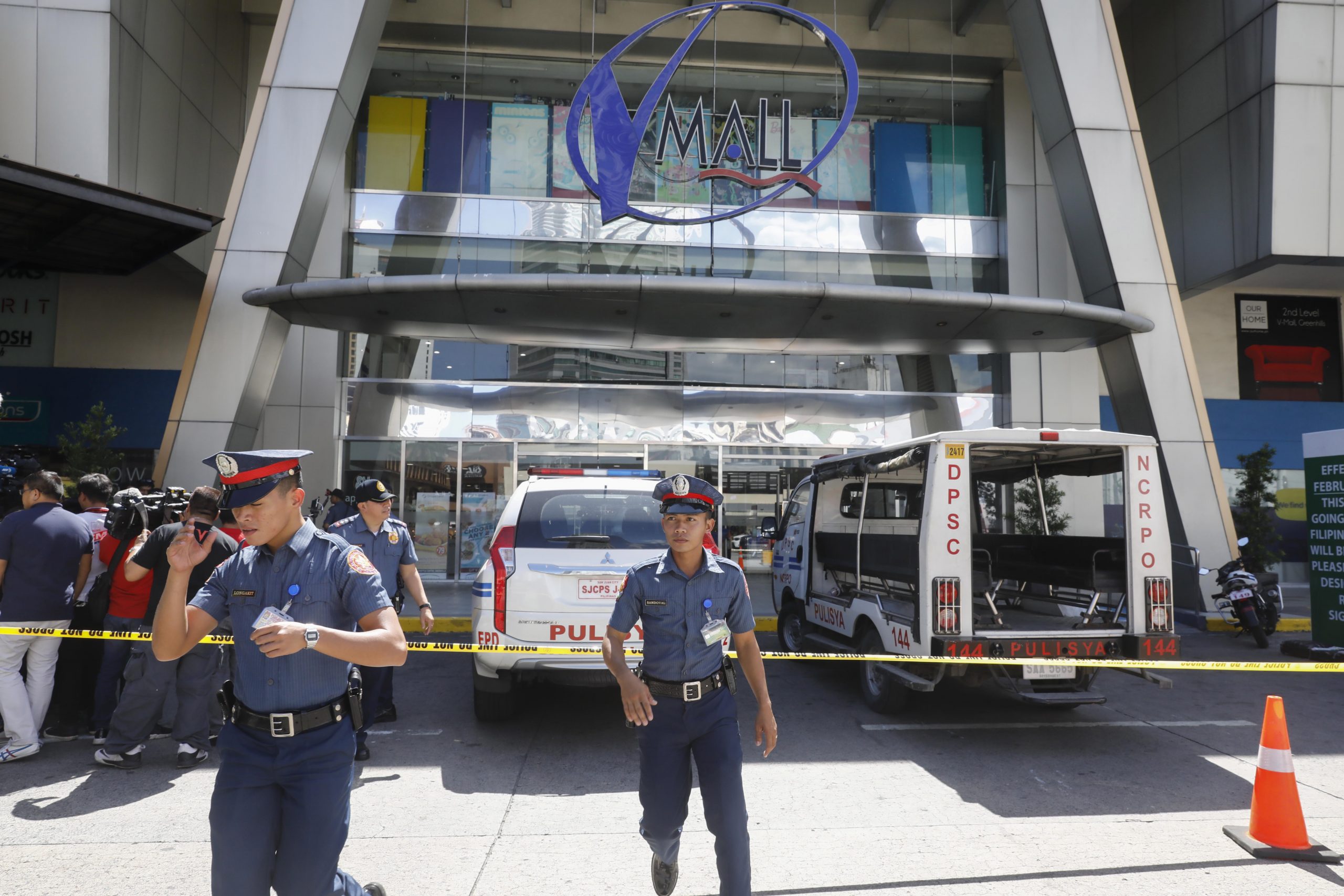 epa08263821 Philippine police secure the entrance to a shopping mall following a shooting incident in San Juan City, Philippines, 02 March 2020. Reports stated that an armed man believed to be a disgruntled security guard was involved in a shooting incident inside the mall wherein one person was confirmed injured and several people were taken hostage by the gunman. The San Juan City mayor said that negotiation efforts are underway to end the situation.  EPA/ROLEX DELA PENA