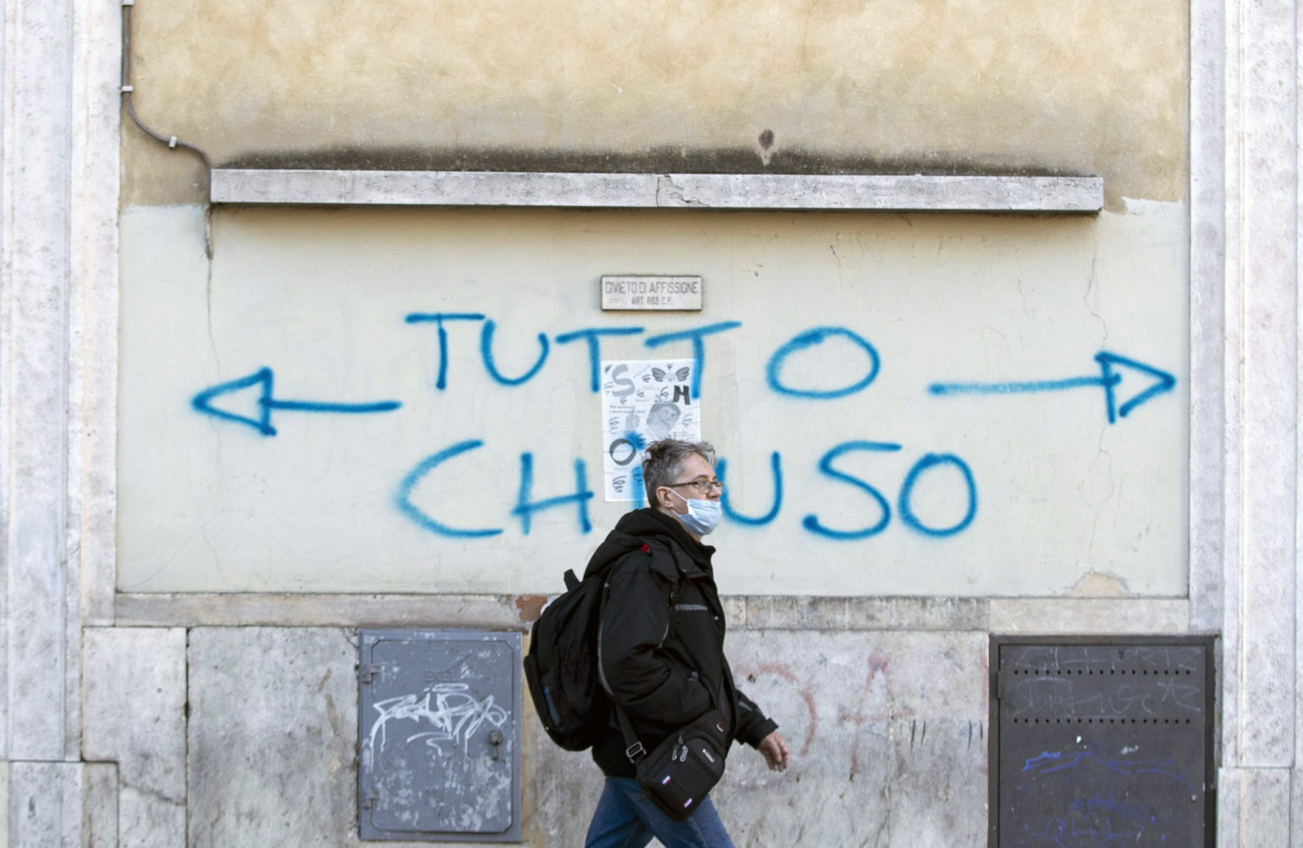epaselect epa08278763 An inscription on a wall in the capital says 'all closed', in Rome, Italy, 08 March 2020. The Italian authorities have taken the drastic measure of shutting off the entire northern Italian region of Lombardy, home to about 16 million people, in a bid to halt the ongoing coronavirus epidemic in the Mediterranean country. The number of confirmed cases of the COVID-19 disease caused by the SARS-CoV-2 coronavirus in Italy has jumped up to at least 5,883, while the death toll has surpassed 230, making Italy the nation with the third-highest number of infections (behind China and South Korea) and the second-highest death toll after China.  EPA/Massimo Percossi