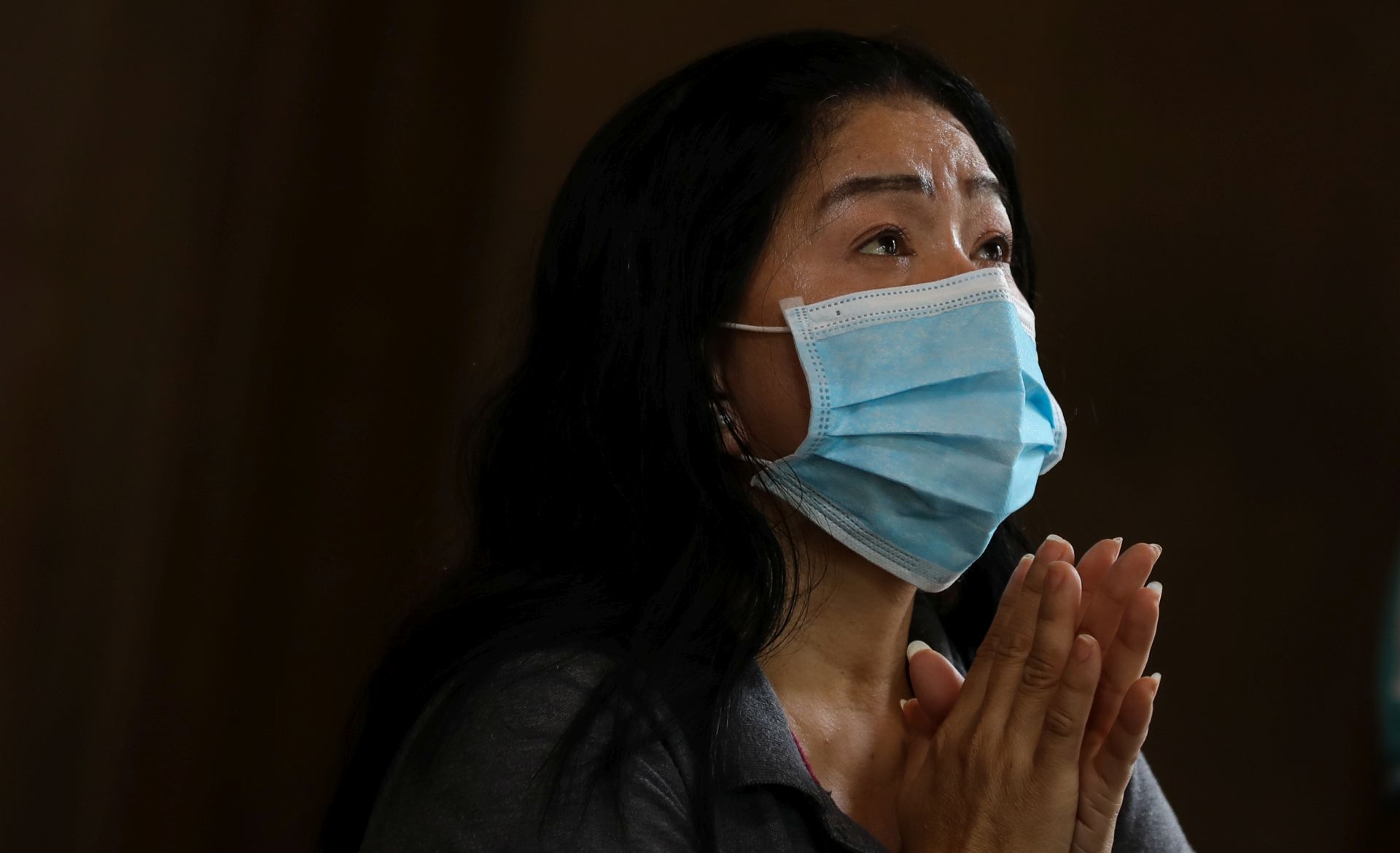 epa08285021 A woman wearing a mask prays inside the Baclaran Church in Paranaque, south of Manila, Philippines, 11 March 2020. Philippine President Rodrigo Duterte on 09 March placed the country under a state of public health emergency amid the coronavirus outbreak. Philippine health officials have confirmed 33 cases of coronavirus so far.  EPA/MARK R. CRISTINO