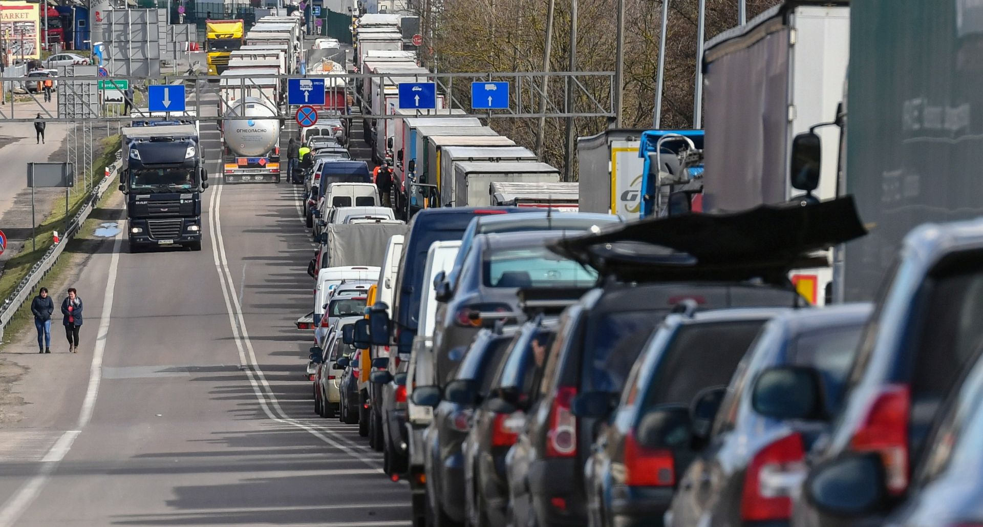 epa08294250 Queues at the border crossing with Ukraine in Dorohusk, Poland, 14 March 2020. Poland will ban foreigners from entering the country from 15 March 2020 and impose a 14-day quarantine on its citizens returning home in order to halt the wide spread of coronavirus COVID-19, Prime Minister Prime Minister Mateusz Morawiecki said on 13 March 2020. Several European countries have closed borders, schools as well as public facilities, and have cancelled most major sports and entertainment events in order to prevent the spread of the SARS-CoV-2 coronavirus causing the Covid-19 disease.  EPA/WOJTEK JARGILO POLAND OUT