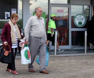 epa08299361 Shoppers leave a Woolworths supermarket in Marrickville in Sydney, Australia, 17 March 2020. A dedicated shopping hour is underway for seniors and pension card holders who've been disadvantaged by panic buying by the general public in the wake of the COVID-19 coronavirus outbreak.  EPA/DANNY CASEY  AUSTRALIA AND NEW ZEALAND OUT