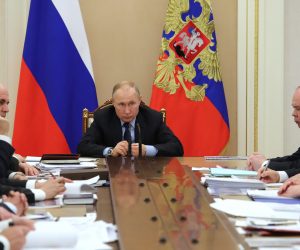 epa08301156 Russian President Vladimir Putin (C) chairs a meeting with government members at the Kremlin in Moscow, Russia, 17 March 2020.  EPA/MICHAEL KLIMENTYEV/SPUTNIK/KREMLIN POOL / POOL MANDATORY CREDIT