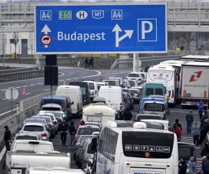 epa08301561 Vehicles stuck in a traffic jam towards the Austrian-Hungarian border near Nickelsdorf, Austria, 17 March 2020.  European Union will close its borders to all non-essential travel to fight the wide spread of coronavirus.  EPA/CHRISTIAN BRUNA