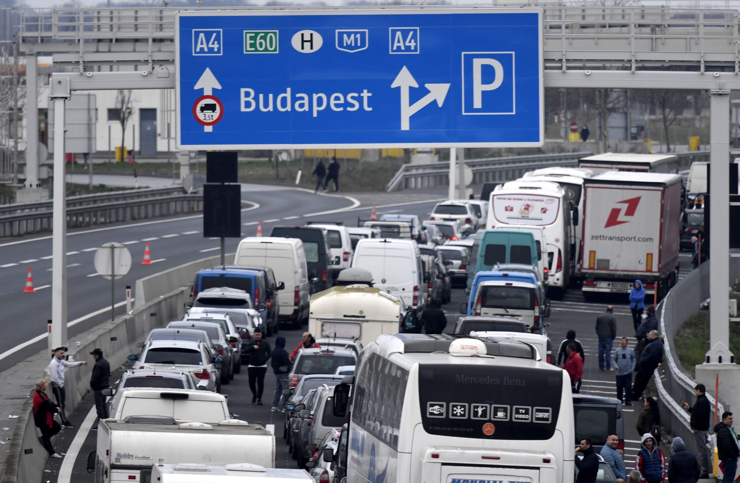 epa08301561 Vehicles stuck in a traffic jam towards the Austrian-Hungarian border near Nickelsdorf, Austria, 17 March 2020.  European Union will close its borders to all non-essential travel to fight the wide spread of coronavirus.  EPA/CHRISTIAN BRUNA
