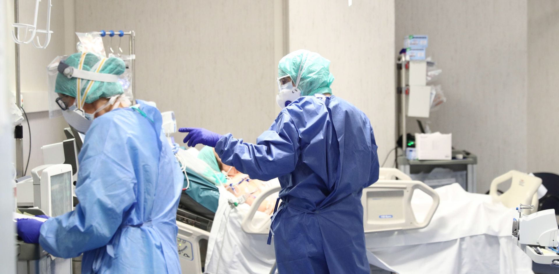 epa08306809 Healthcare personnel wearing protective suits and mask at work in the intensive care unit of the Brescia's Hospital, Italy, 19 March 2020. Italy has reported at least 35,713 confirmed cases of the COVID-19 disease caused by the SARS-CoV-2 coronavirus and 2,978 deaths so far. The Mediterranean country remains in total lockdown as the pandemic disease spreads through Europe.  EPA/FILIPPO VENEZIA