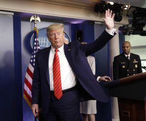 epa08307685 US President Donald J. Trump waves after a press briefing on the Coronavirus COVID-19 pandemic with members of the Coronavirus Task Force, at the White House in Washington, DC, USA, 19 March 2020.  EPA/Yuri Gripas / POOL