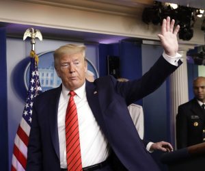 epa08307685 US President Donald J. Trump waves after a press briefing on the Coronavirus COVID-19 pandemic with members of the Coronavirus Task Force, at the White House in Washington, DC, USA, 19 March 2020.  EPA/Yuri Gripas / POOL