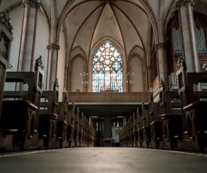 17 March 2020, Oberhausen: The church in Oberhausen-Osterfeld isseen empty as all gatherings are banned in Germany to slow down the spread of Coronavirus (Covid-19). The Catholic priest Christoph Wichmann of the church reacted to the ban on services by calling the people to light a candle at 7 pm in the evening and place it on the windowsill and then pray the Lord's Prayer, as  Germany has introduced drastic restrictions on public life and gatherings as part of efforts to curb the spread of the coronavirus (Covid-19). Photo: Fabian Strauch/dpa