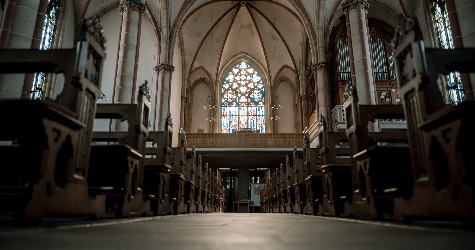 17 March 2020, Oberhausen: The church in Oberhausen-Osterfeld isseen empty as all gatherings are banned in Germany to slow down the spread of Coronavirus (Covid-19). The Catholic priest Christoph Wichmann of the church reacted to the ban on services by calling the people to light a candle at 7 pm in the evening and place it on the windowsill and then pray the Lord's Prayer, as  Germany has introduced drastic restrictions on public life and gatherings as part of efforts to curb the spread of the coronavirus (Covid-19). Photo: Fabian Strauch/dpa
