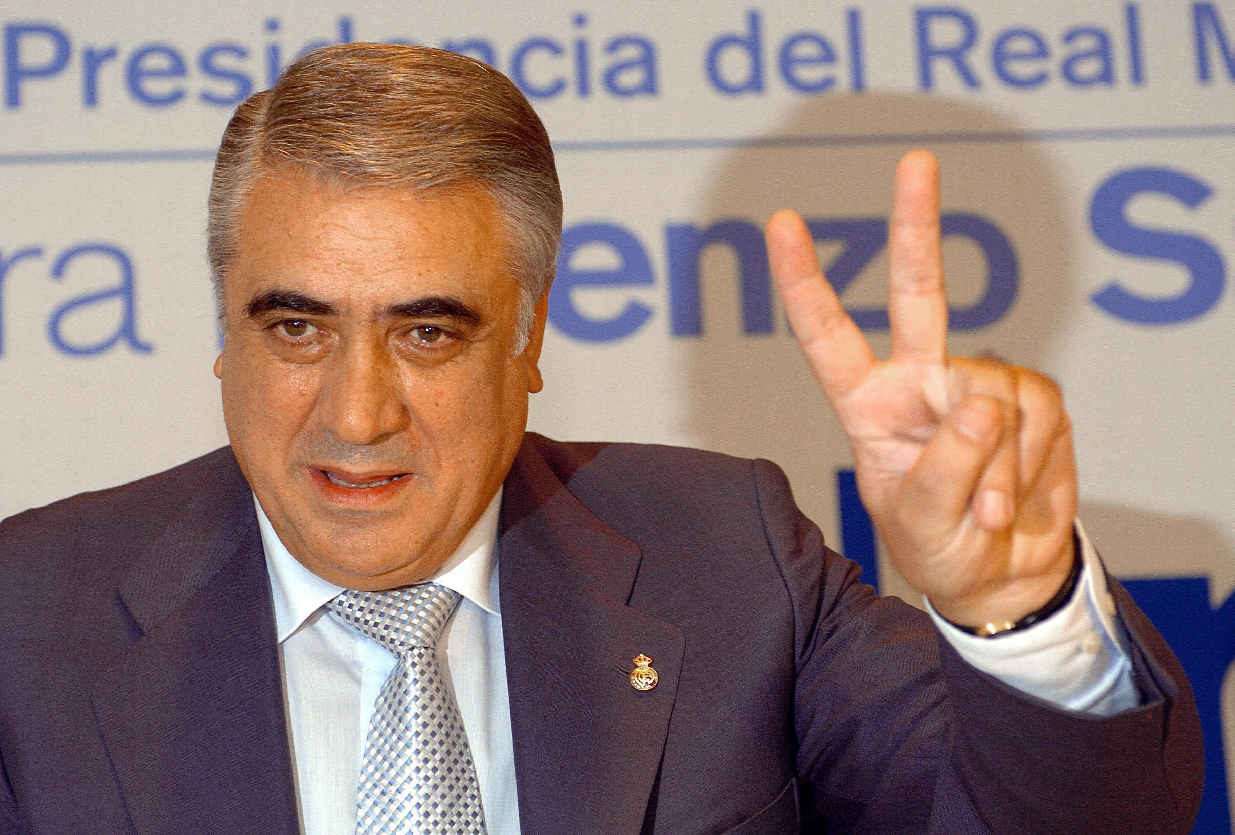 epa08312496 (FILE) Former Real Madrid soccer club chairman Lorenzo Sanz gives the victory sing during his presentation as candidate in the elections for presidency of the club, in Madrid, Spain, 24 June 2004 (reissued 21 March 2020). According to reports, his son Fernando Sanz reported on twitter that Lorenzo Sanz has died on 21 March 2020. Sanz, 76,  was infected with the Coronavirus and had COVID-19 disease.  EPA/SERGIO BARRENECHEA *** Local Caption *** 00219315