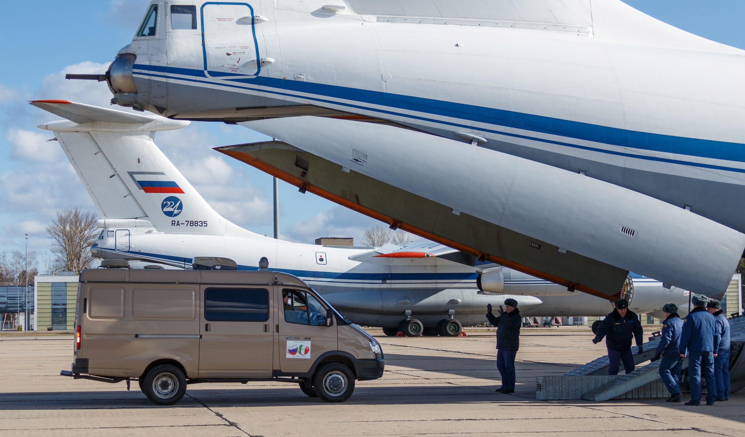 epa08313306 A handout still image made available on 22 March 2020 by the Russian Defense Ministry shows Russian specialists preparing an Ilyushin IL-76 transport aircraft of Russian Defense Ministry for depart to Italy at the Chkalovsky military airport outside Moscow, Russia. The Russian Defense Ministry has prepared nine transport aircrafts for bring eight teams of military virologists and medical equipment to Italy as part of continuing efforts to prevent the spread of the SARS-CoV-2 coronavirus which causes the Covid-19 disease.  EPA/ALEXEI YERESHKO / RUSSIAN DEFENCE MINISTRY PRESS SERVICE HANDOUT  HANDOUT EDITORIAL USE ONLY/NO SALES
