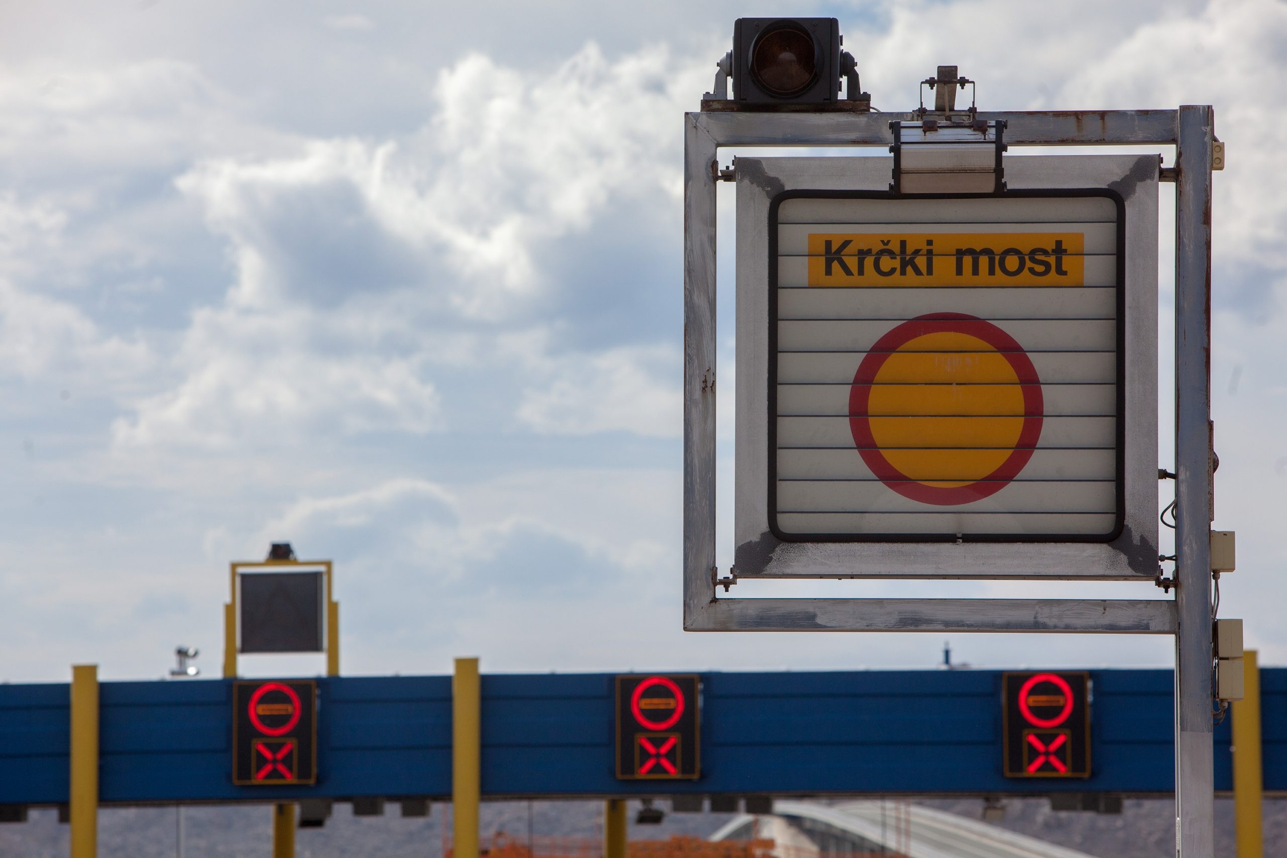05.03.2015., Krcki most - Zbog orkanske bure koja na mahove puse i do 200km/h Krcki most zatvoren je za sve skupine vozila.
Photo: Nel Pavletic/PIXSELL