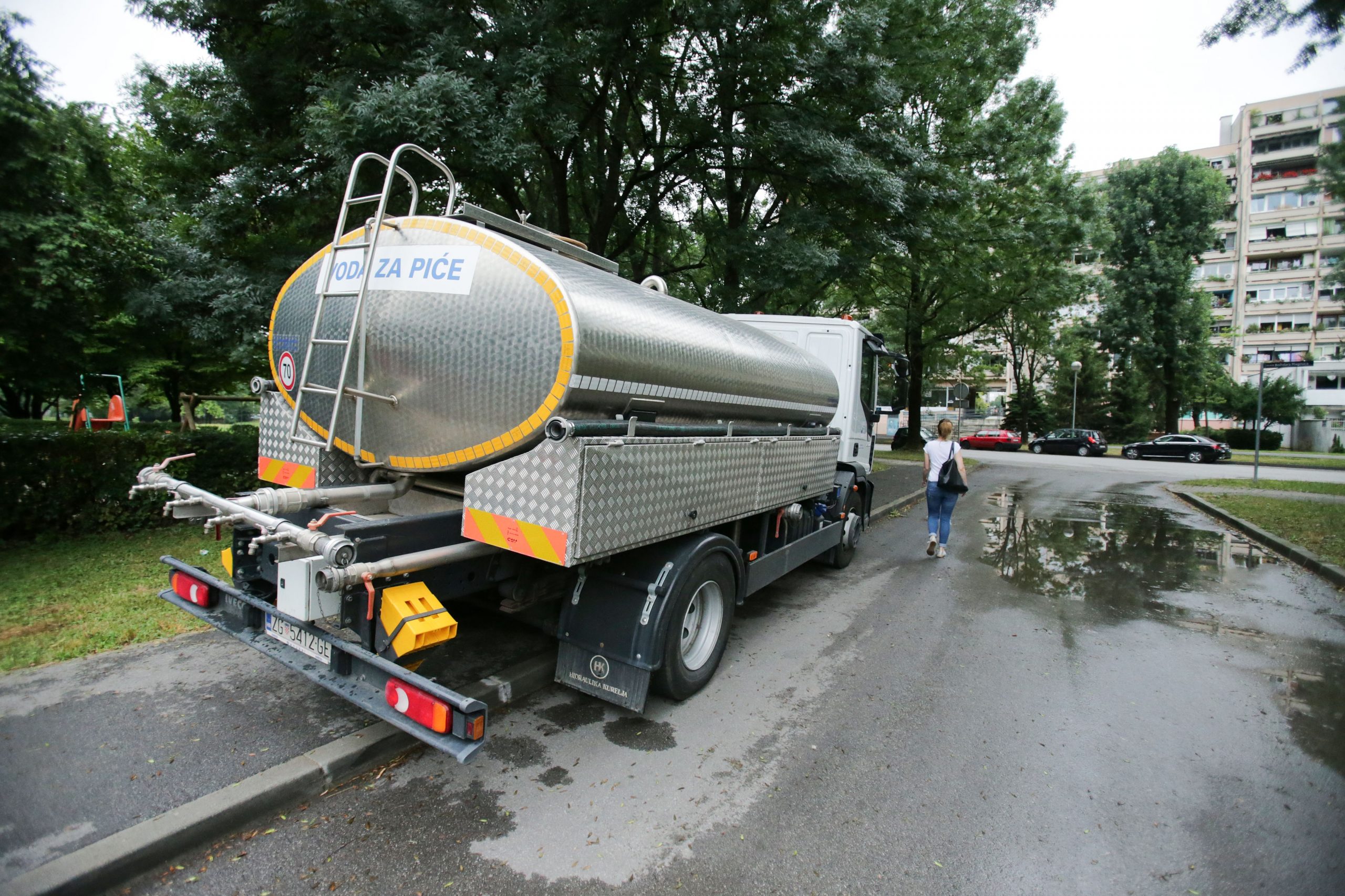 09.07.2019., Zagreb -  Cisterna sa vodom u Novom Zagrebu koja opskrbljuje gradjane pitkom vodom. Photo: Filip Kos/PIXSELL
