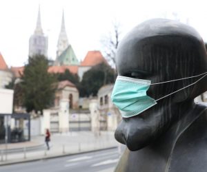 18.03.2020., Zagreb - Skulptura Augusta Senoe sa zastitnom maskom. u Vlaskoj ulici Photo: Patrik Macek/PIXSELL