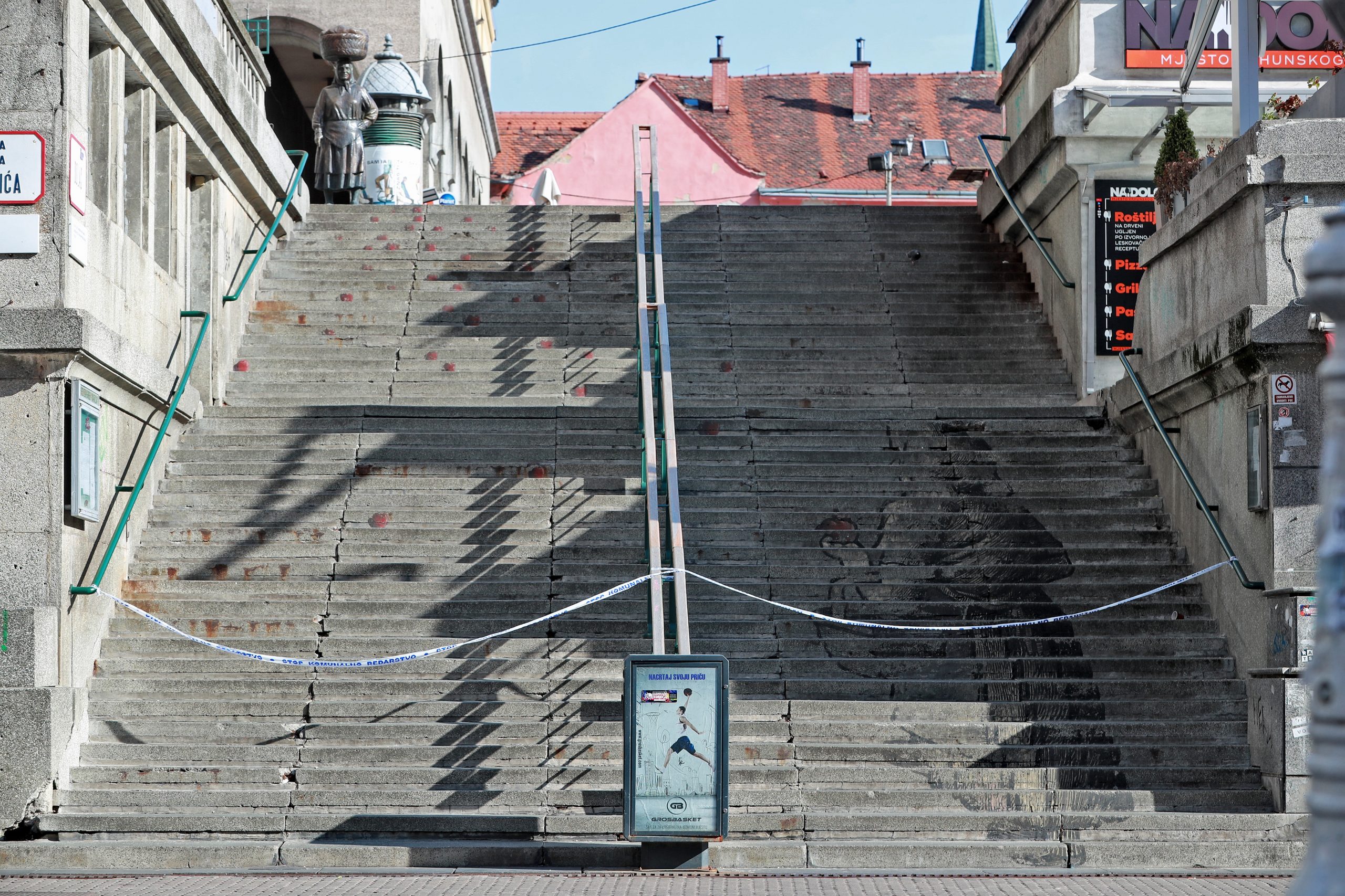 23.03.2020., Zagreb - Trznica Dolac. Odlukom Kriznog stožera zatvorene sve trznice. Photo: Sanjin Strukic/PIXSELL