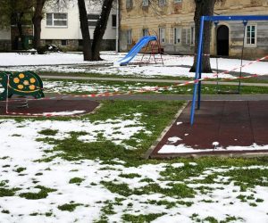 25.03.2020., Bjelovar - Gradska djecja igralista zjape prazna, a zatvorena su sto zbog koronavirusa sto zbog snijega. 
Photo:Damir Spehar/PIXSELL