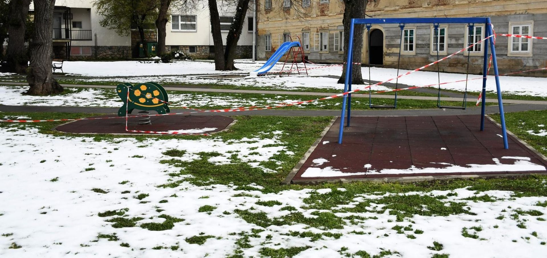 25.03.2020., Bjelovar - Gradska djecja igralista zjape prazna, a zatvorena su sto zbog koronavirusa sto zbog snijega. 
Photo:Damir Spehar/PIXSELL