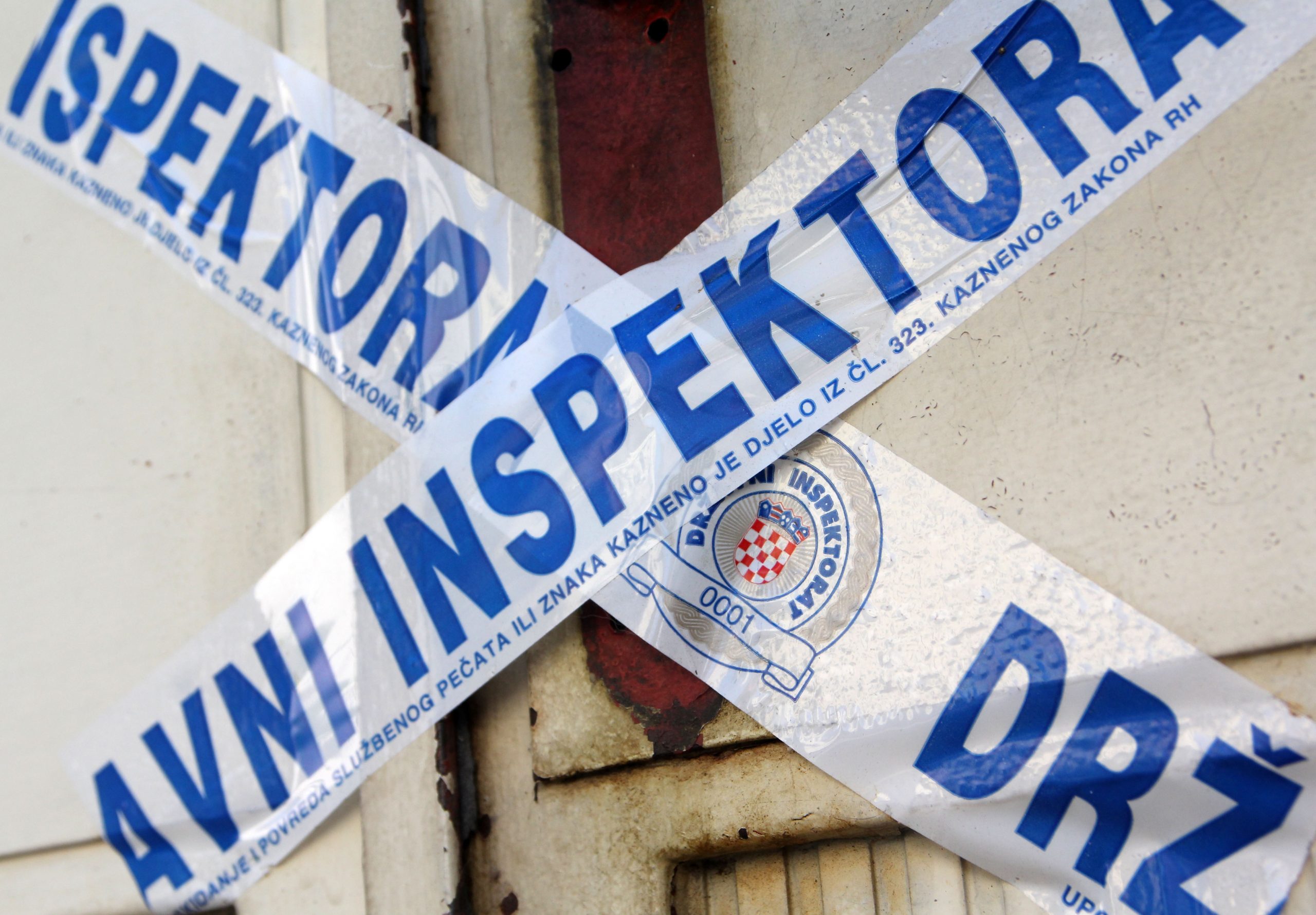 26.07.2013., Sibenik - Drzavni inspektorat zatvorio i zapecatio ugostiteljski objekt u centru grada.
Photo: Dusko Jaramaz/PIXSELL
