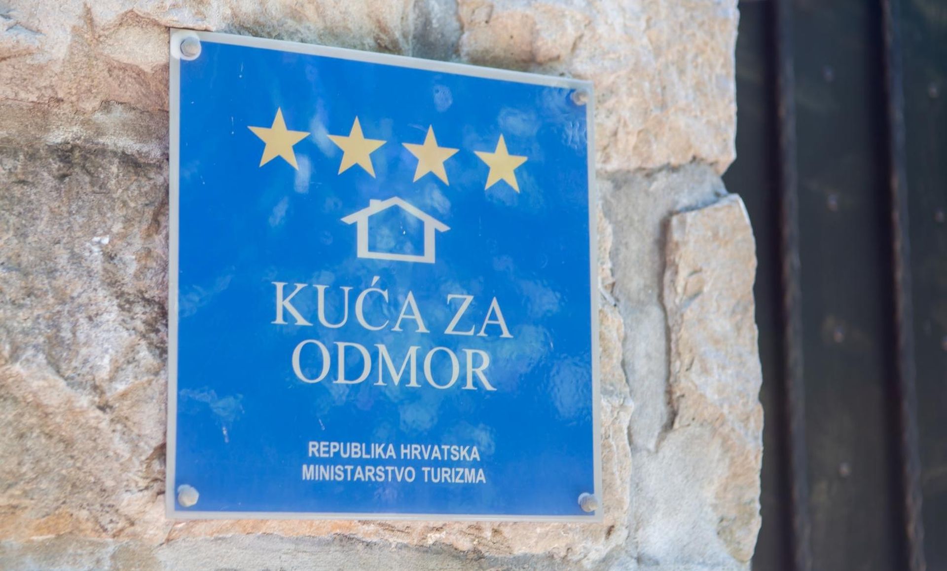 27.05.2018., Dubrovnik - Ilustracija za apartman. Tala s oznakom i kategorizacijom objekta za iznajmljivanje.
Photo: Grgo Jelavic/PIXSELL