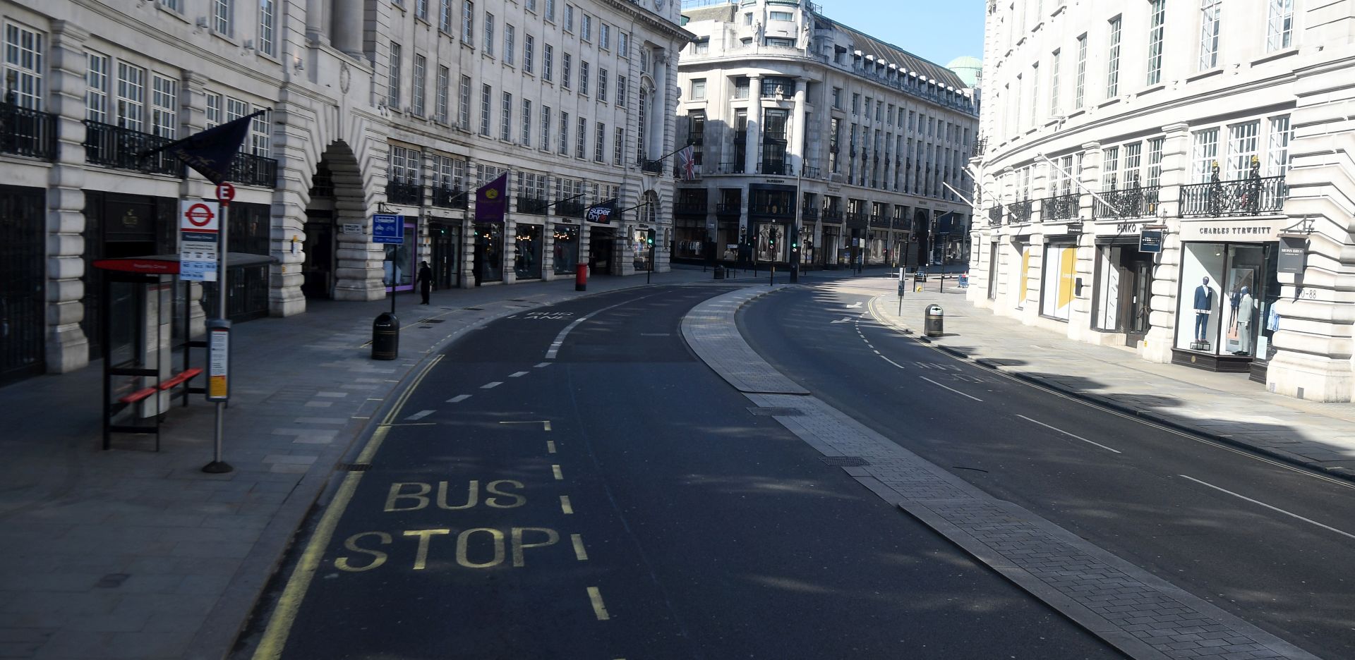 epa08324376 A deserted Regent Street in London, Britain, 26 March 2020. According to news reports the NHS is anticipating a Coronavirus 'tsunami' as the peak of infarction rates nears. British Prime Minister Boris Johnson has announced that Britons can only leave their homes for essential reasons or may be fined, in order to reduce the spread of the Coronavirus COVID-19.  EPA/ANDY RAIN