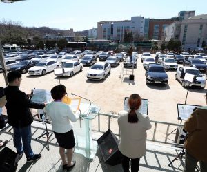 epa08329687 Churchgoers attend a drive-in Sunday service inside their cars at Seoul City Church in Seoul, South Korea, 29 March 2020. The country currently has little over 4,50?0 active cases of Covid-19 amid the ongoing coronavirus pandemic.  EPA/YONHAP SOUTH KOREA OUT