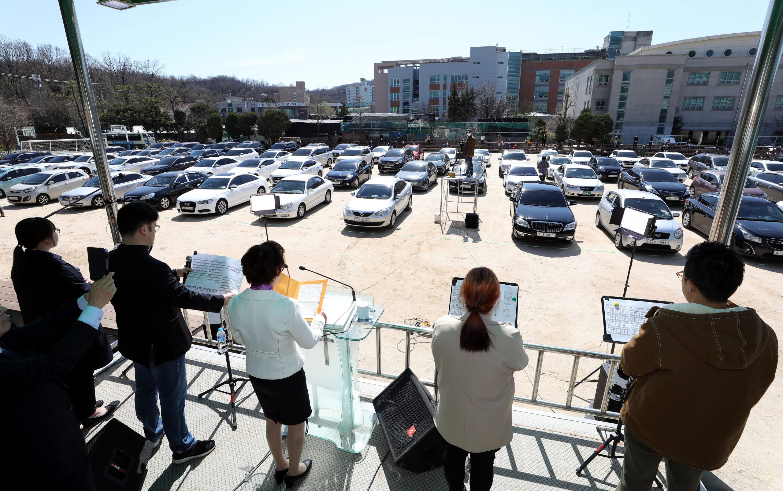 epa08329687 Churchgoers attend a drive-in Sunday service inside their cars at Seoul City Church in Seoul, South Korea, 29 March 2020. The country currently has little over 4,50?0 active cases of Covid-19 amid the ongoing coronavirus pandemic.  EPA/YONHAP SOUTH KOREA OUT