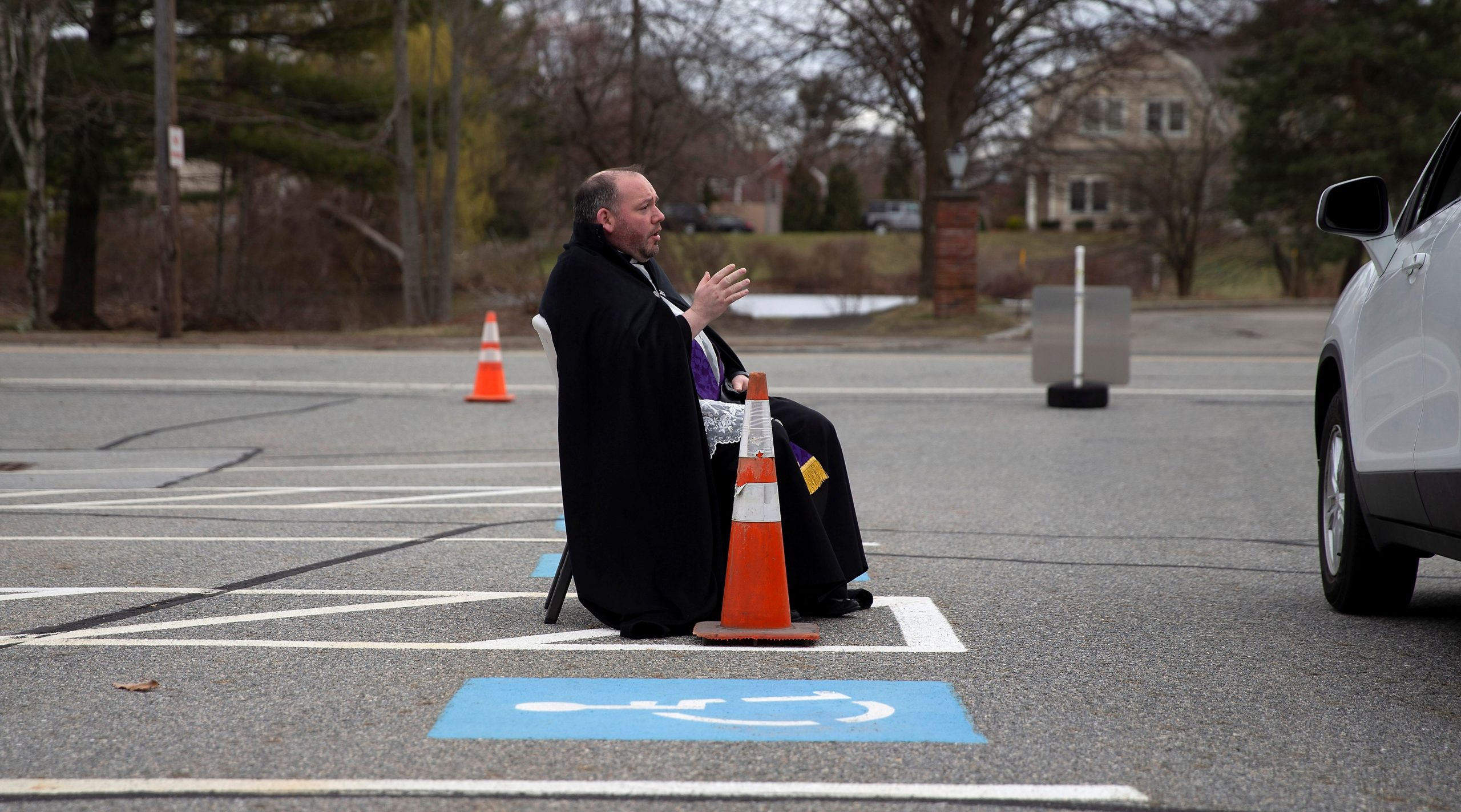 epa08337716 Father Corey Bassett-Tirrell hears a parishioner's confession in the parking lot of St Mary's Church in Chelmsford, Massachusetts, USA, 01 April 2020. Weather dependent, confessions will be heard in the parking lot on Wednesday's from 4 to 6pm until the closure on the Church due to the pandemic is lifted. Countries around the world have closed borders, schools as well as public facilities, and have cancelled most major sports and entertainment events in order to stem the spread of the SARS-CoV-2 coronavirus causing the Covid-19 disease.  EPA/CJ GUNTHER